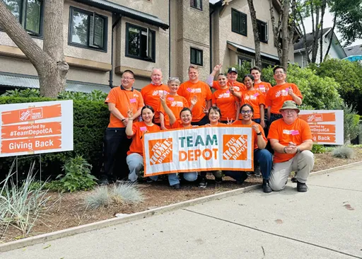 Associés de Home Depot Canada faisant du bénévolat dans la collectivité dans le cadre des initiatives de redonner à la communauté d’Équipe Depot.
