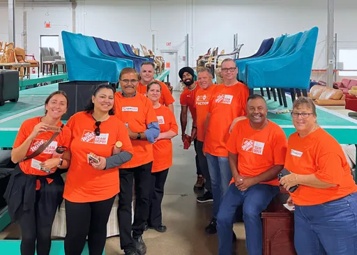 Associés de Home Depot Canada faisant du bénévolat auprès d’organismes locaux dans le cadre des projets communautaires d’Équipe Depot.